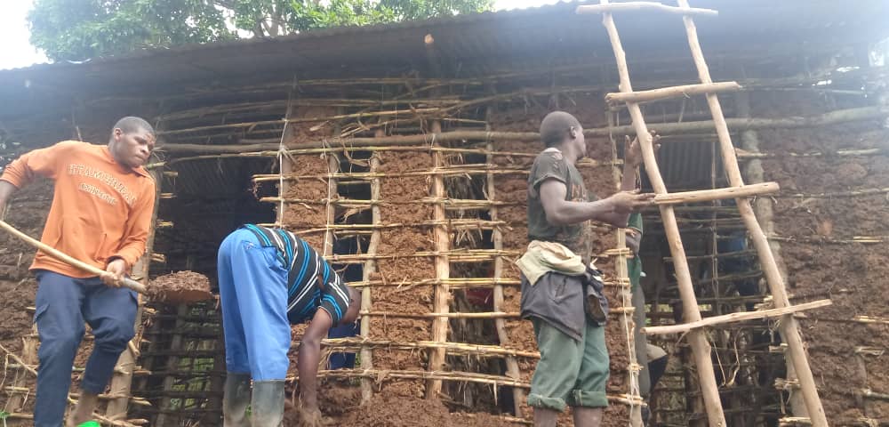 BureraNYC's tweet photo. Mwiseneza Jean Bosco utuye #ButaroSector @BureraDistrict
Ari kubakirwa inzu yo kubamo ku bufatanye n'inzego zitandukanye harimo n'Inkomezamihigo Nyuma yumuganda abaturage basobanuriwe
Gahunda zaleta @UWANYIRIGIRAMC1 @BureraAthletics @BureraRyvcp @gatjmv https://t.co/LJE0pgFGVW