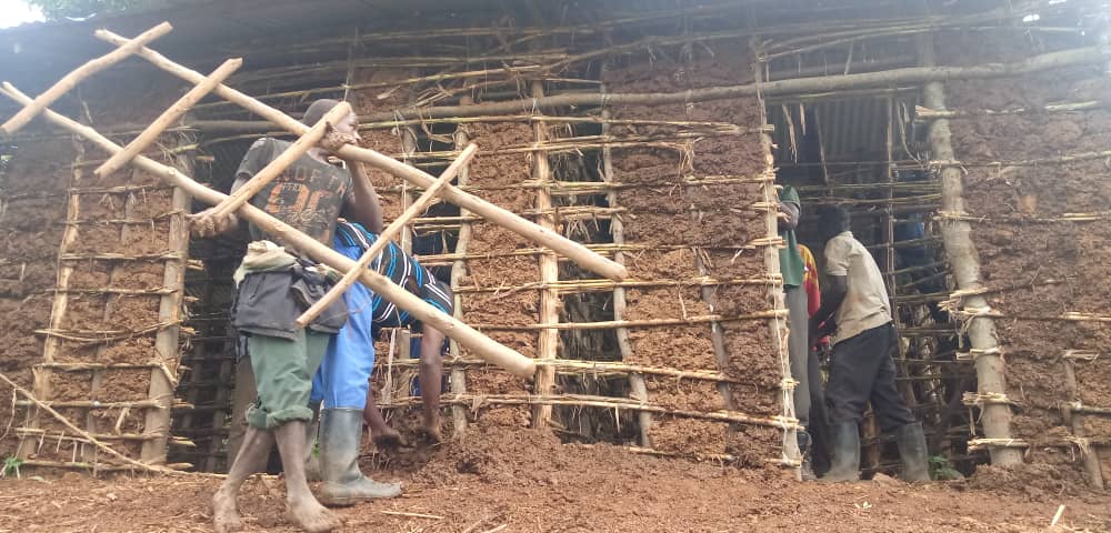 BureraNYC's tweet photo. Mwiseneza Jean Bosco utuye #ButaroSector @BureraDistrict
Ari kubakirwa inzu yo kubamo ku bufatanye n'inzego zitandukanye harimo n'Inkomezamihigo Nyuma yumuganda abaturage basobanuriwe
Gahunda zaleta @UWANYIRIGIRAMC1 @BureraAthletics @BureraRyvcp @gatjmv https://t.co/LJE0pgFGVW