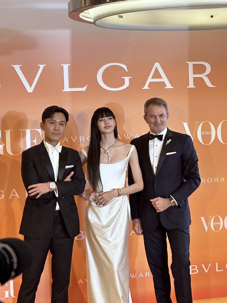 PopBase's tweet photo. BLACKPINK's Lisa looks stunning at the Bvlgari Avrora Awards. https://t.co/ldToI5gxIX