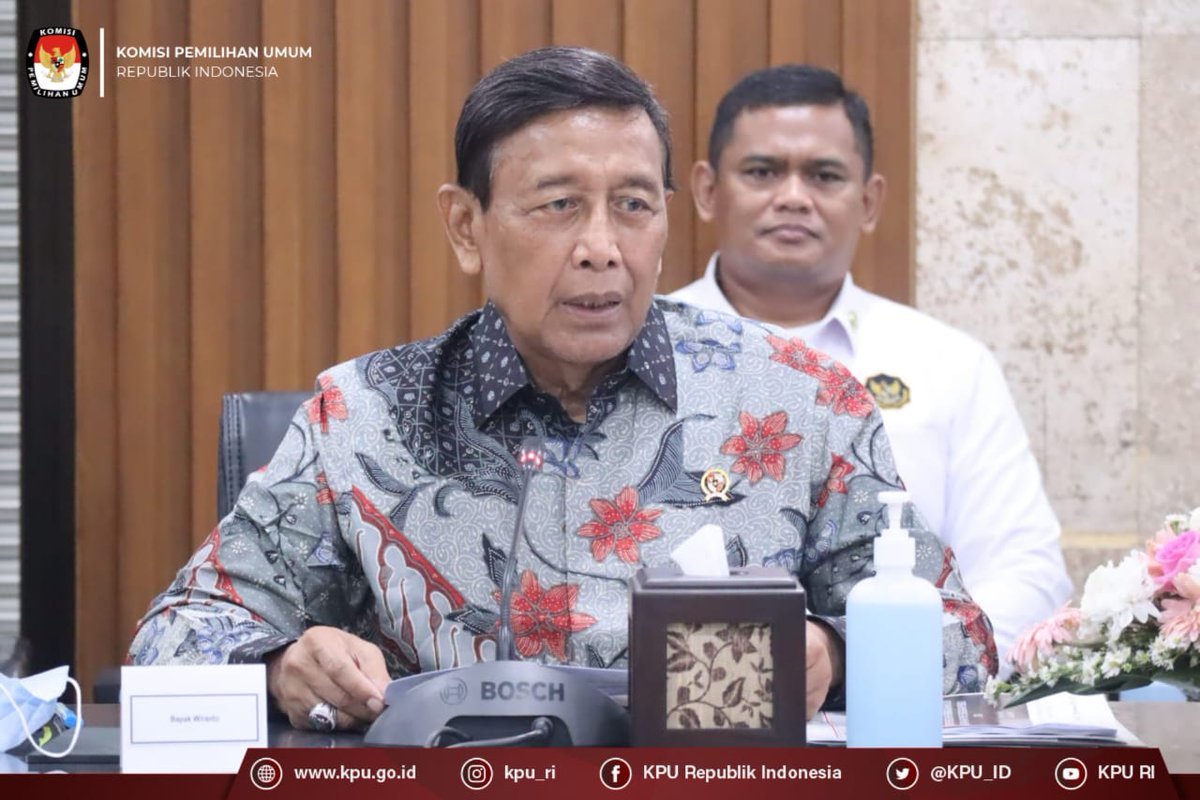 KPU_ID's tweet photo. #TemanPemilih, Ketua KPU Hasyim Asy’ari didampingi Deputi Bidang Dukungan Teknis Setjen KPU, Eberta Kawima menghadiri Rapat Terbatas “Persiapan dan Kesiapan Menghadapi Pemilu 2024 bersama Dewan Pertimbangan Presiden (Wantimpres) di Kantor Wantimpres, Selasa (18/10/2022). https://t.co/tOPJ14RLOY