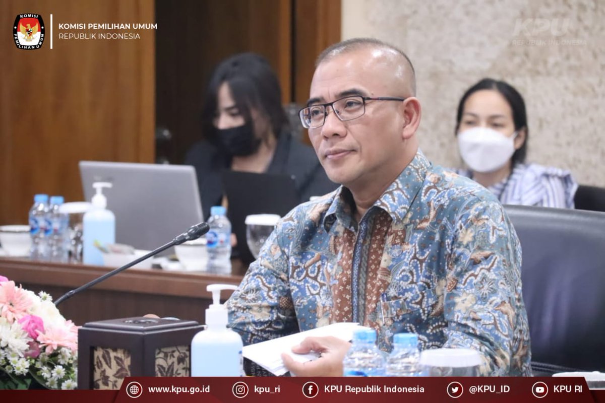 KPU_ID's tweet photo. #TemanPemilih, Ketua KPU Hasyim Asy’ari didampingi Deputi Bidang Dukungan Teknis Setjen KPU, Eberta Kawima menghadiri Rapat Terbatas “Persiapan dan Kesiapan Menghadapi Pemilu 2024 bersama Dewan Pertimbangan Presiden (Wantimpres) di Kantor Wantimpres, Selasa (18/10/2022). https://t.co/tOPJ14RLOY