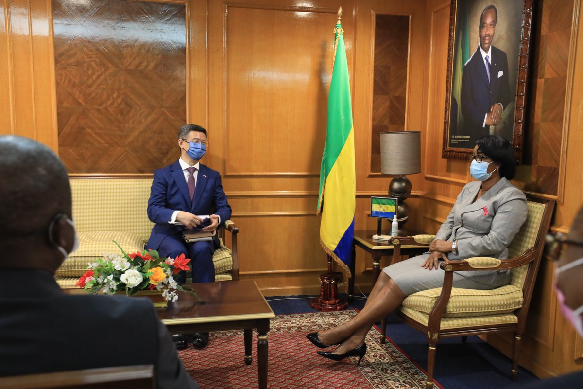 La politique de diversification de nos partenariats à l'international menée par le <a href="/PresidentABO/">Ali Bongo Ondimba</a> permet au #Gabon de renforcer sa position &amp; tirer le meilleur parti de toutes les opportunités.
C'est dans ce cadre que je me suis entretenue avec l'ambassadeur de #Chine, Li Jinjin.