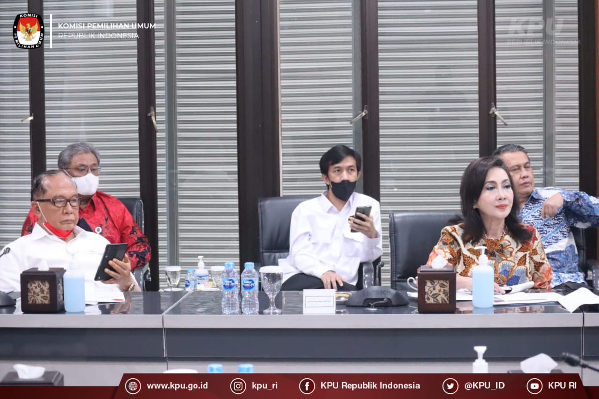 KPU_ID's tweet photo. Hasyim mengatakan, Pemilu 2024 akan lebih kompleks, karena Pilkada juga dilaksanakan di tahun yang sama, namun Ia tetap optimis berbekal pengalaman Pemilu 2019 lalu. https://t.co/tsEZu7qRVm