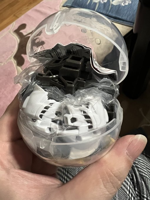 フルメカニクスνガンダム買ってきたんだけど、隙間が全くないほどパーツがパンパンに入ってて、取り出したらもうカプセルの戻せないんだがバンダイの謎技術どうなってんの 