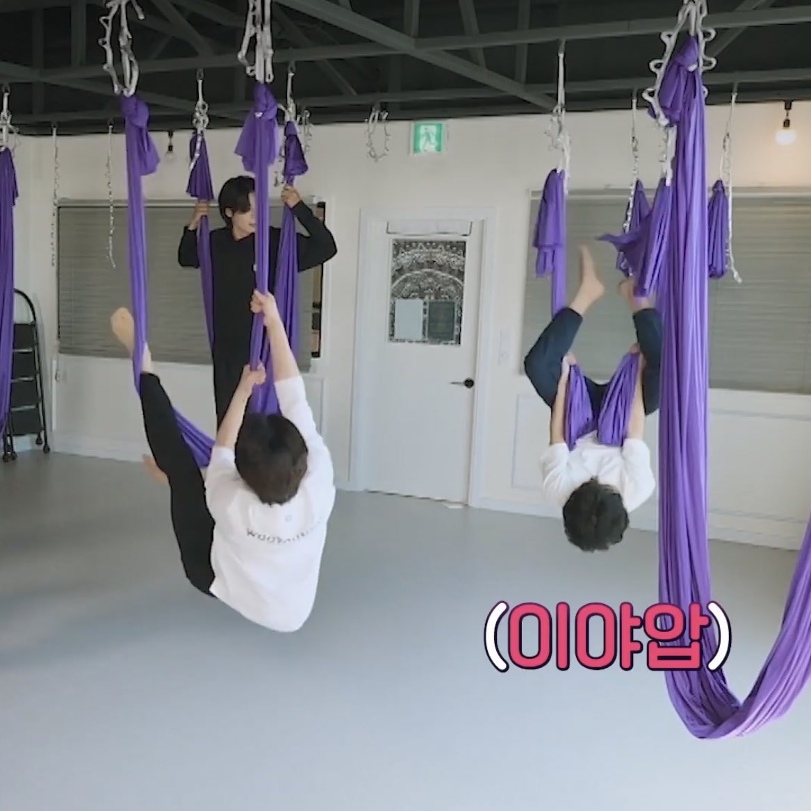 ฮยองไลน์                                                มักเน่ไลน์

บังทันเขาแบ่งกลุ่มได้ดีจริงๆ เหมือนฮยองเลี้ยงลิงเลอ