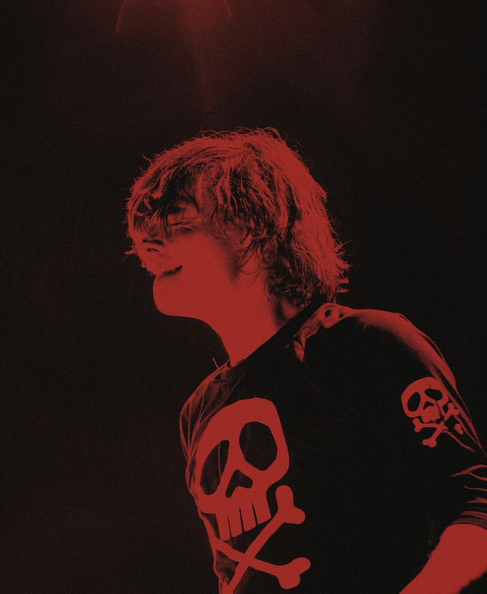 everyhourgerard's tweet photo. new pics from last night! https://t.co/fvUWPYyotx