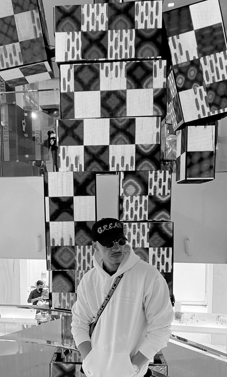 Bleaze__'s tweet photo. @LouisVuitton #LOUIS200 #NYC https://t.co/Qtzms33yle
