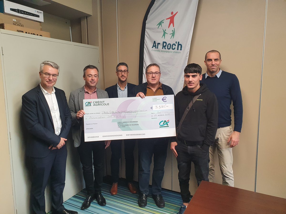 APE_Ecoute's tweet photo. Nous avons reçu ce matin au siège de l'association Ar-Roc'h à Betton, un chèque de Crédit Agricole Assurance PREDICA @CreditAgricole pour accompagner les jeunes de l'U2A de Liffré dans la réalisation de leur projet. https://t.co/y1qMVIJhJG
