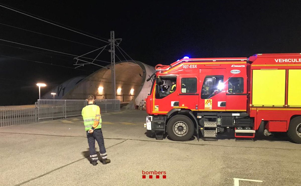 bomberscat's tweet photo. Al simulacre hi hem participat amb 6 dotacions🚒. Hem fet:
▪️Accés fins al lloc de l'accident
▪️Triatge víctimes
▪️Trasllat ferits fins la boca nord  on s'esperaven sanitaris
▪️Hem treballat coordinadament amb efectius de #SapeurPompiers.

#bomberscat #simulacre #ProteccióCivil https://t.co/hyGNjMF7Qd