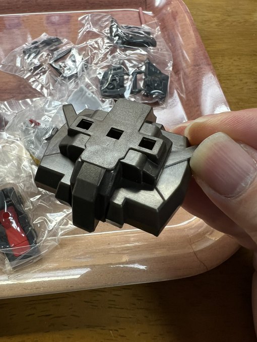 おお、ギチギチに詰まったカプセルの中で折れ曲がらないようにブレードアンテナは土台の裏側に収納されてるのか。
素晴らしい配慮。 