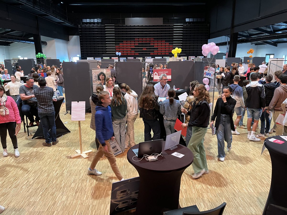 GendryDaniel's tweet photo. Affluence lors du « ose ton orientation « organisé par la com com du pays de Craon avec le soutien de la région.  700 collègiens découvrent les métiers auprès des 73 entreprises présentes.         Daniel Gendry https://t.co/9eW52TEKMb