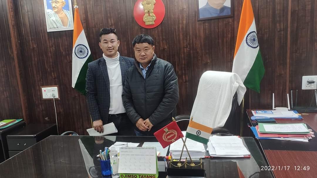 LegalLro's tweet photo. CM @PemaKhanduBJP Saab quack doctor n FAKE healer Lakhimso Bellai's photo session with Anjaw DC Talo Jerang is alarming n need to take immediate corrective measures.
Such pastors recklessly use banned psychotropic substances n steroids to lure masses for religious conversions. https://t.co/oGYN8kPpCJ