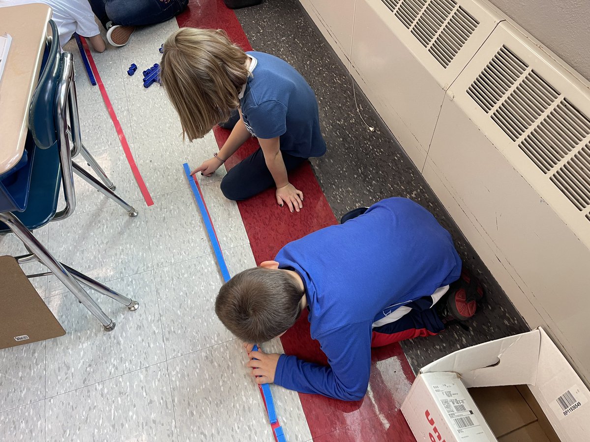 mrsoveracker2nd's tweet photo. Measuring Jack’s beans with unifix cubes through literature-based math learning @MLCmath #BridgesMath #engaged #onecastle @LeRoyWSS https://t.co/JX2nki4Ezw