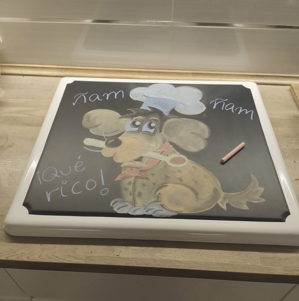 Nuestras #tapas para cocina con vinilo de #pizarra te permiten dar rienda suelta a tú creatividad (o la de tus hijos) a la vez que protegen tu cocina. A que es una gran idea 💡?😉Más info: decortapa.com