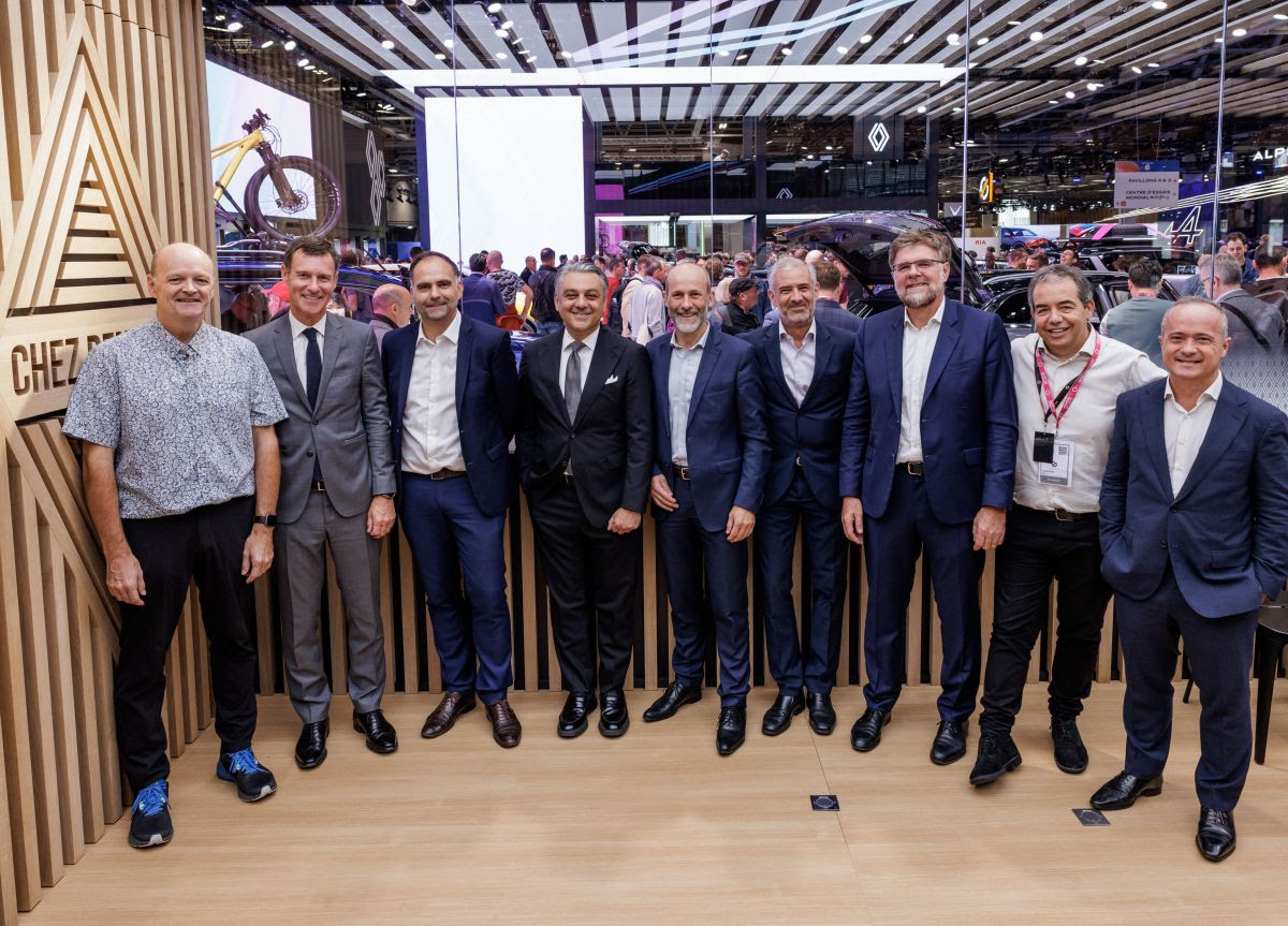 OlivierRazemon's tweet photo. Avec la photo c'est mieux (sans trucage, reçue avec le communiqué de presse, prise au salon de l'auto). https://t.co/QfCXTZsoAI