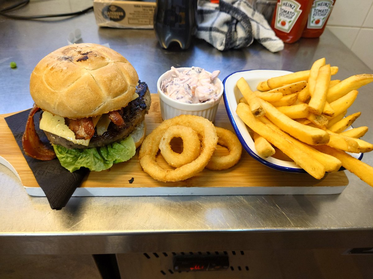 TheGymBSE's tweet photo. 🍔🍔Any 2 burgers for £15 
⏰⏰Serving til 10pm
😀😀Happy hour 20% off all draught, 🍹🍹wine &amp; cocktails     
⏰⏰4pm til 6pm
⚽⚽ Showing sports all day
🎱🎱Pool table
🎯🎯Darts board https://t.co/4y6jxsic7j