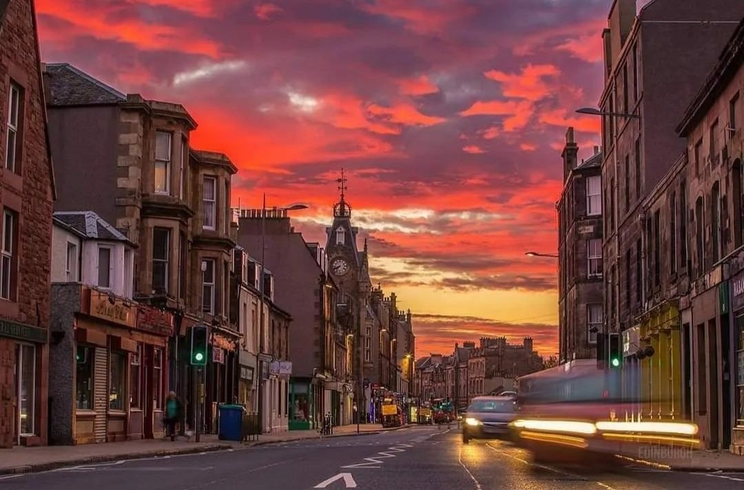 Photographed by edinburgh_hd (IG)
.
Beautiful colours in the sky above Portobello High St