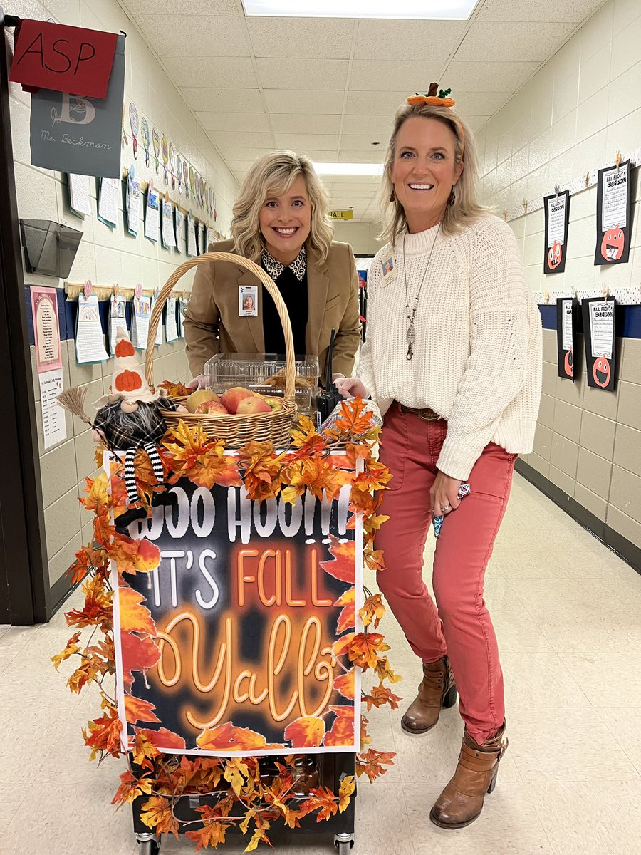 The “Woo-hoo Wagon” made its rounds this morning treating teachers and staff to a little taste of fall.🧡🍁 #WeAreBascomb