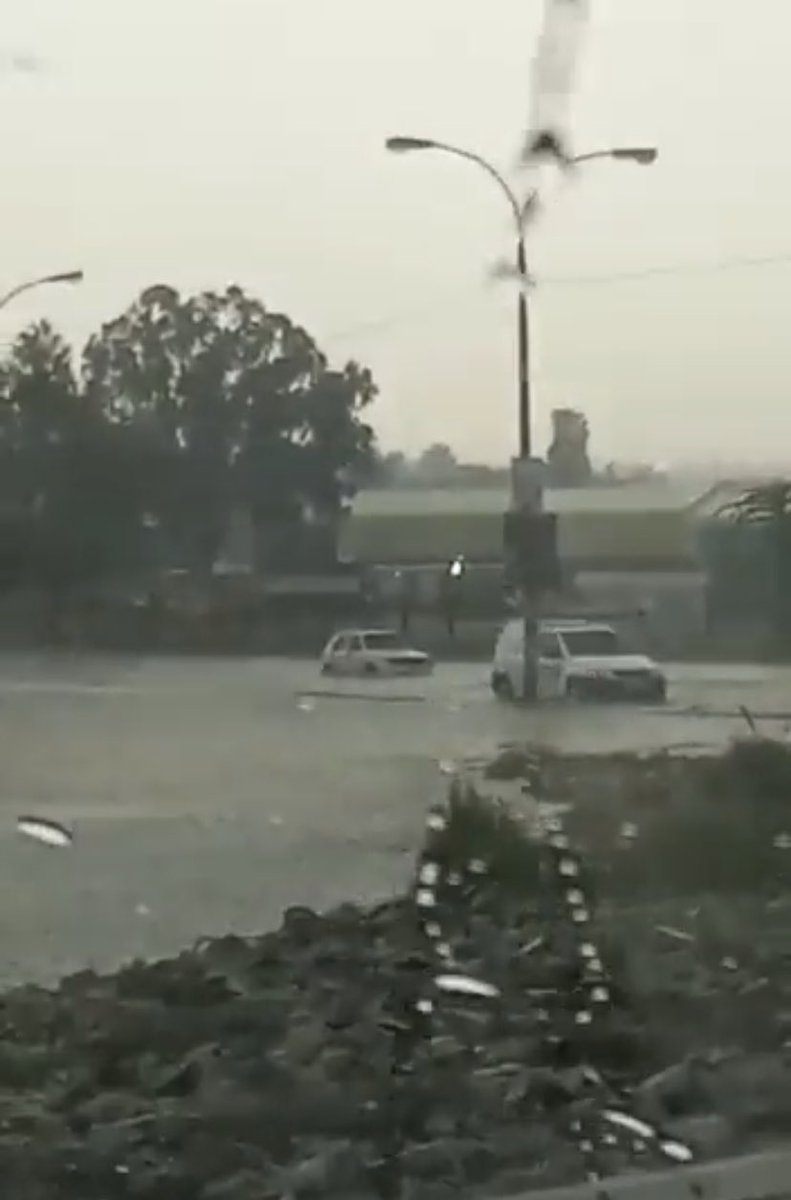 tWeatherSA's tweet photo. 🔴 DANGER: FLOODING IN ALBERTON. SAME STORM CURRENTLY EAST OF JOBURG, SLOWLY MOVING TO NORTHERN AREAS | 📸ALBERTON REKORD https://t.co/XpCnDLf7hG