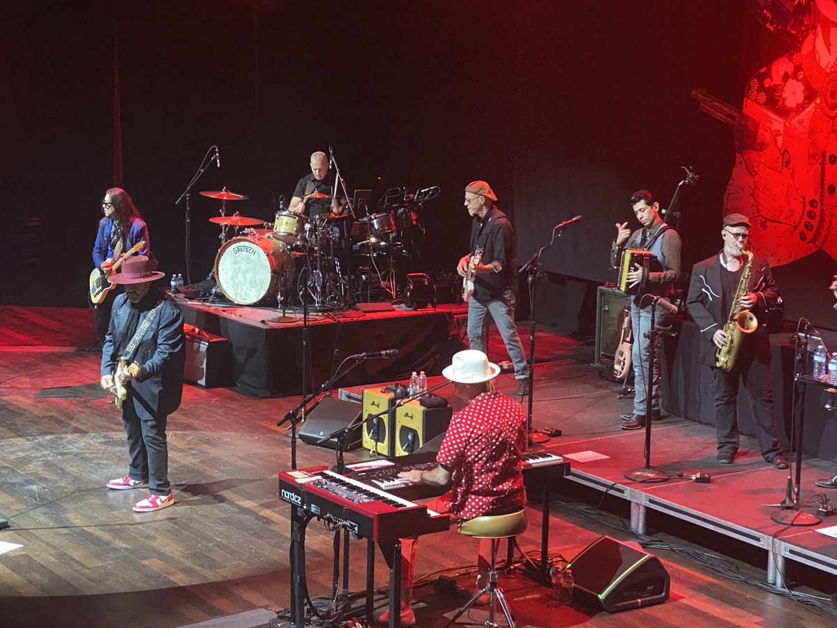 ⁦<a href="/MavericksMusic/">The Mavericks</a>⁩ shaking the beautiful roof of ⁦<a href="/masseyhall/">Massey Hall</a>⁩ last night. ⁦<a href="/raulmalo01/">Raul Malo</a>⁩ in perfect voice and Eddie and the band firing on all cylinders. Great show.  It’s been too long!