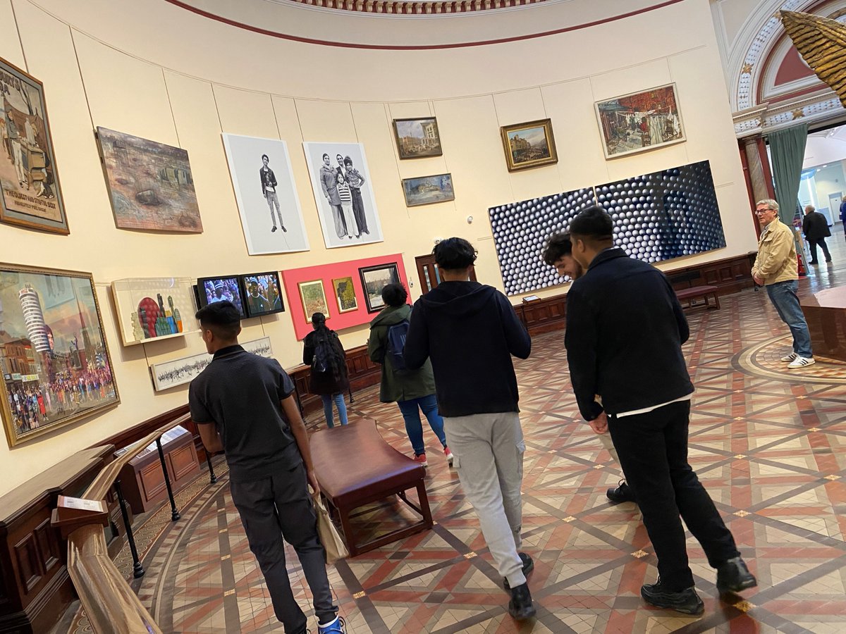 RDeeSCA's tweet photo. Yr13 Travel and Tourism students exploring Birmingham tourist attractions. Students have planned and organised the day themselves as part of their coursework, well done! @ShirelandCA @ShirelandSixth @LoxtonSca https://t.co/MQhm2soaCe