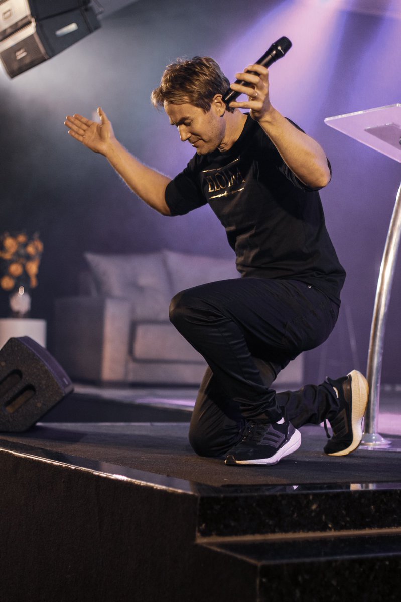 ChrisDuranMCD's tweet photo. Nunca mais terão fome, nunca mais terão sede. Não os afligirá o sol nem qualquer calor abrasador, pois o Cordeiro que está no centro do trono será o seu Pastor; ele os guiará às fontes de água viva. E Deus enxugará dos seus olhos toda lágrima".  Apocalipse 7:16-17 https://t.co/cIEjITzKIQ