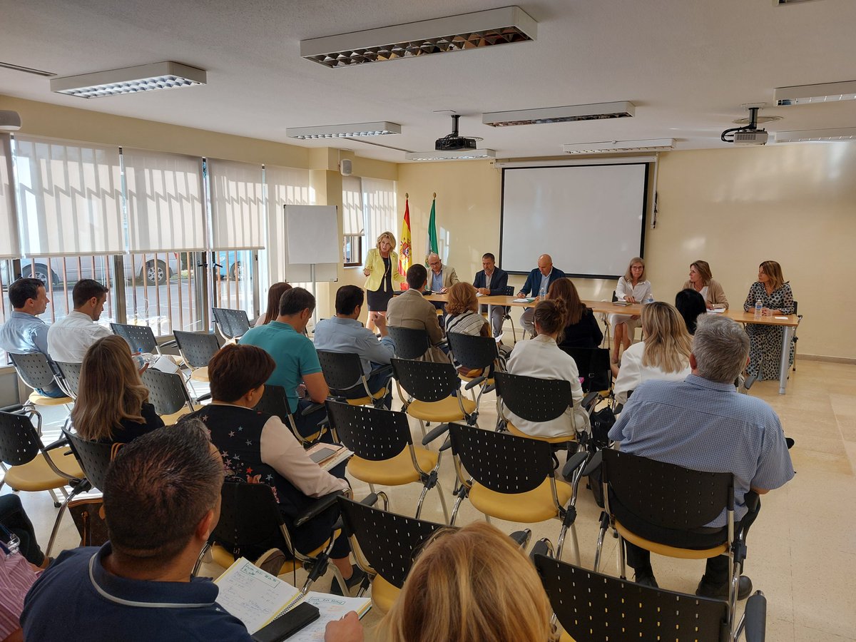Málaga Empleo Empresa y Trabajo Autónomo (@malagajuntaee) on Twitter photo Hoy, representantes de <a href="/EmpleoJunta/">Consejería de Empleo, Empresa y Trabajo Autónomo</a> y <a href="/SAEmpleo/">Serv. Andaluz Empleo</a> se han reunido con empresas de #formación para tratar los posibles obstáculos a superar en los procesos de #licitación. Asiste el DG #FPE <a href="/EmpleoJunta/">Consejería de Empleo, Empresa y Trabajo Autónomo</a>, Joaquín Pérez Blanes, y la delegada de #empleo en #Málaga, <a href="/carmenssierra_/">Carmen Sánchez Sierra</a>. Hoy, representantes de <a href="/EmpleoJunta/">Consejería de Empleo, Empresa y Trabajo Autónomo</a> y <a href="/SAEmpleo/">Serv. Andaluz Empleo</a> se han reunido con empresas de #formación para tratar los posibles obstáculos a superar en los procesos de #licitación. Asiste el DG #FPE <a href="/EmpleoJunta/">Consejería de Empleo, Empresa y Trabajo Autónomo</a>, Joaquín Pérez Blanes, y la delegada de #empleo en #Málaga, <a href="/carmenssierra_/">Carmen Sánchez Sierra</a>.