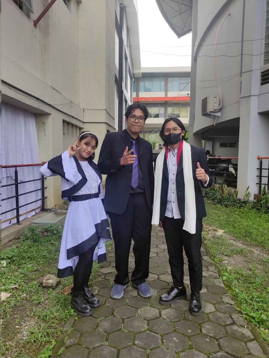 lovablemanchild's tweet photo. i'm really glad that ukiyo ace and tsumuri came all over from japan to my graduation day despite of hectic schedule of filming Geats https://t.co/RagbkEf7Ch