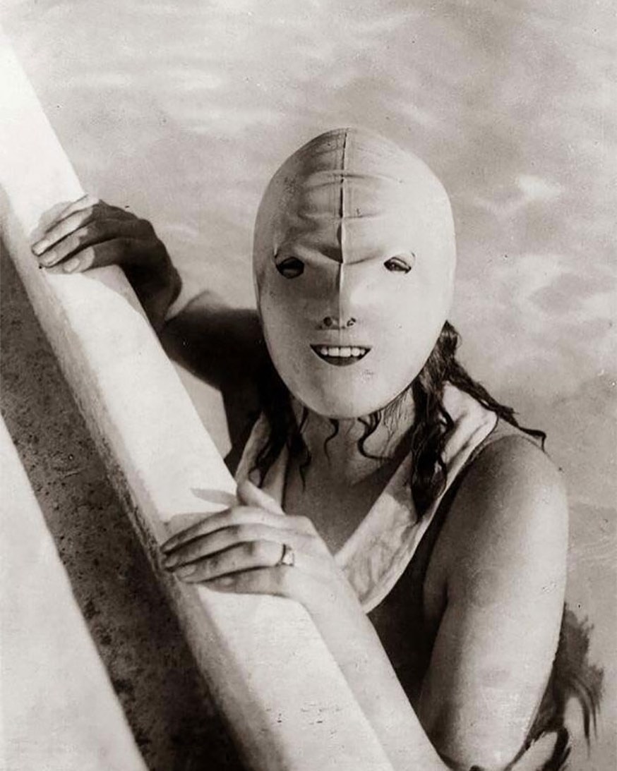 Güneş kremlerinin icadından önce insanlar plajlarda güneşten korunmak için yüz maskeleri takıyordu. Fotoğraf 1920'lerin başında çekilmiş.