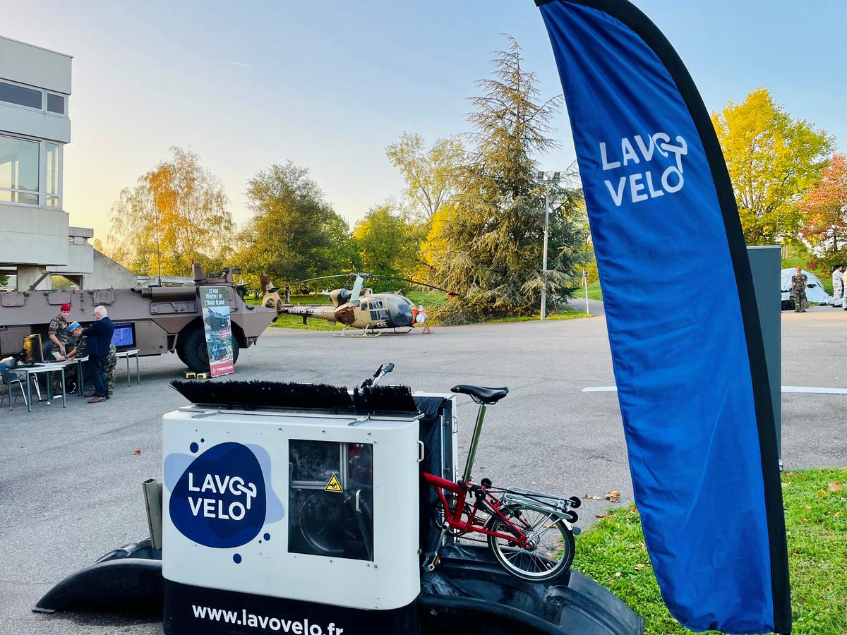 LAVOVELO_France's tweet photo. "L'armée utilise de plus en plus les vélos " explique Rémi Hingrai, "comme le lavage participe à la durabilité d'un vélo, il était important pour nous de faire connaître #Lavovélo et nous remercions @Defense_Sud_Est pour leur accueil."
#ForumIDEE
#ForumIDEE #innovationdefense https://t.co/fGrdAKCtQy