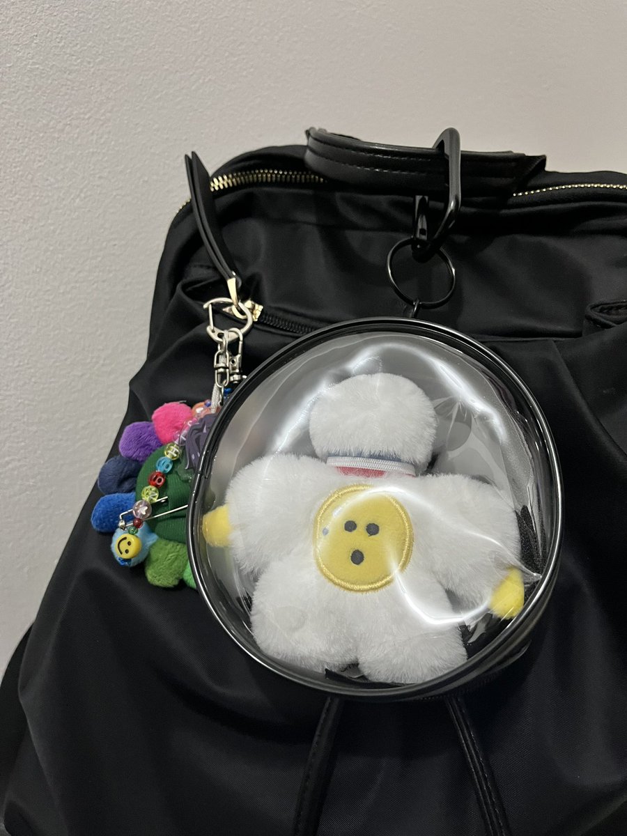 cymgxxjh's tweet image. Thank you @xuntilwheneverx! 🥺 bought both the charm and holder from her. Legit seller, VERY smooth transaction. 🫶🏻🥹🤍