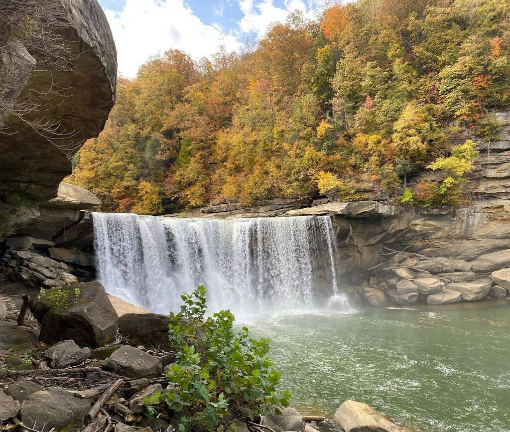 andyperez's tweet photo. Fall at the falls. https://t.co/3b4An611C5 https://t.co/b0WisuYmoJ