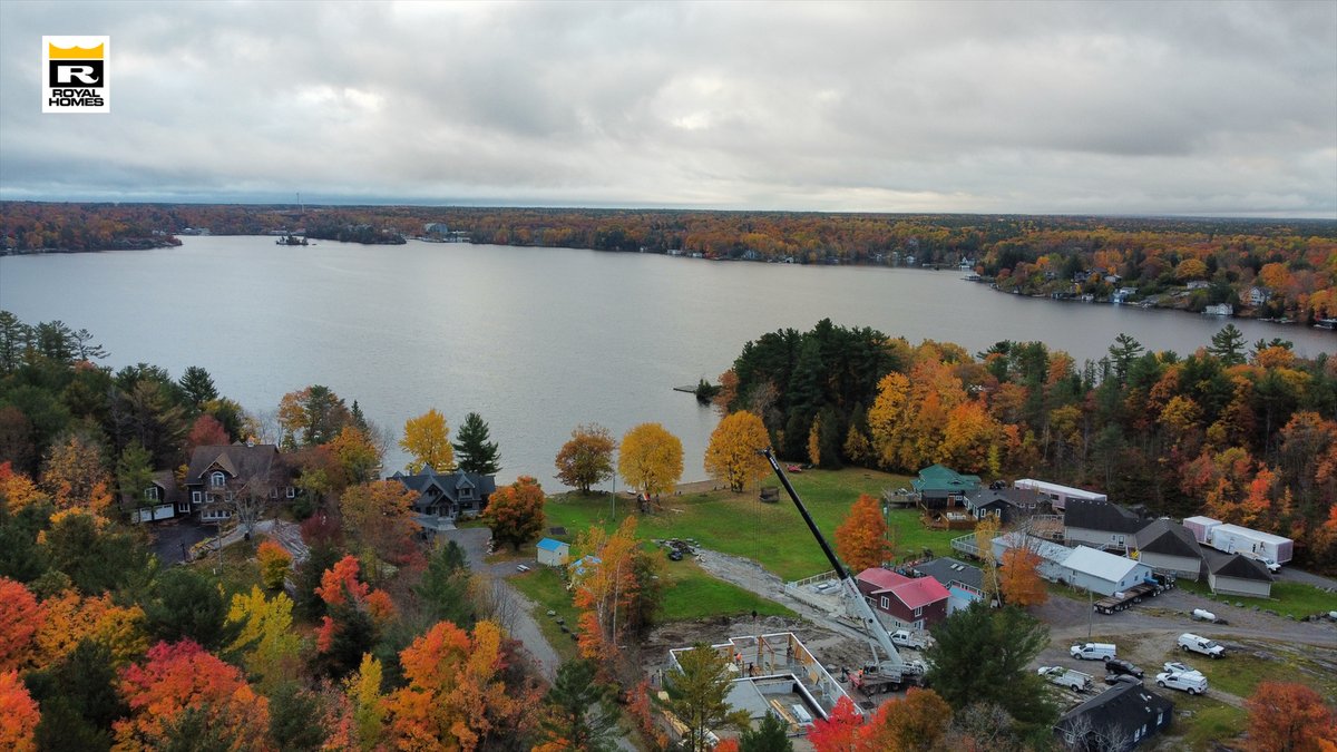 RoyalHomesCan's tweet photo. Amazing autumn scenery as we prepare to deliver a custom Lakeview on Muskoka Bay! #custombuilder #fullfoundation #modularhomes #Gravenhurst https://t.co/Mp4V2QSbMI