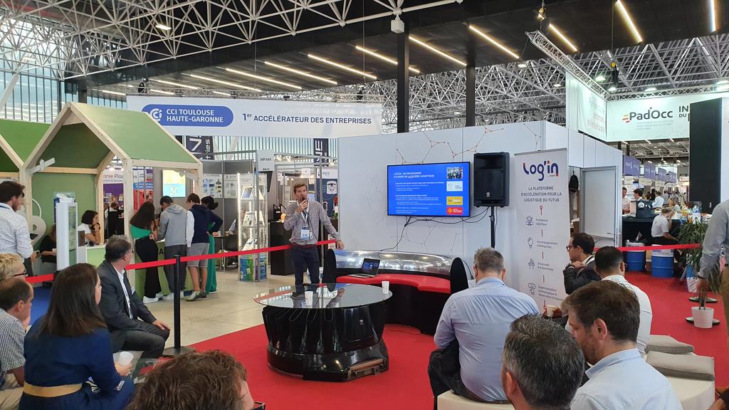 Pad_Occ's tweet photo. 📣Début de la mini #conférence de Damien Roybon, directeur de @DAHER_official, pour présenter #Login, la plateforme de logistique 4.0 mise en place sur la supplychain #aéronautique de son site de #Toulouse

#industriedufutur #industrie40 #transformationdigitale https://t.co/XmY1THEga2