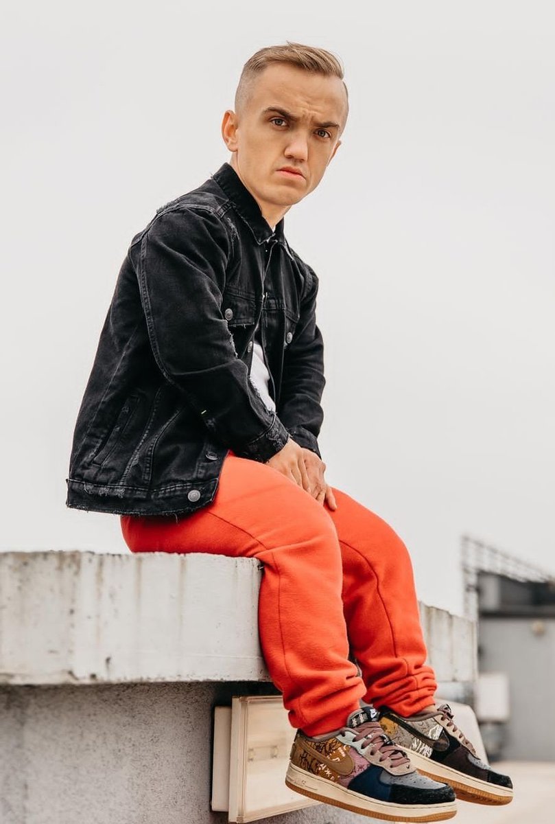 codziennymajk's tweet photo. mini majk siedzi https://t.co/2u6wbf49Tf