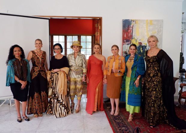 The Indonesian Heritage Society (IHC) and Rumahku held regular events to get to know more about Indonesia. 
#PoppyDharsono #IndonesianDesigner 
bit.ly/3VME9NM