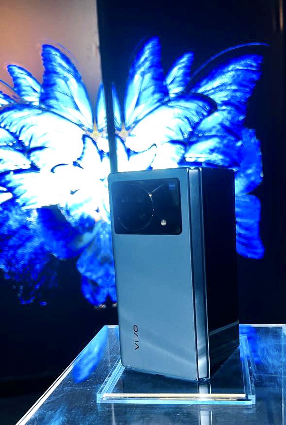 roobinam's tweet photo. We need more competition in the foldable space and Vivo's latest is looking like a particularly hot entry. 

Legit competitor to the Samsung #GalaxyFold4 or not quite there yet? Would you buy Vivo's foldable phone? #vivoTechDay https://t.co/te7DdUijrx