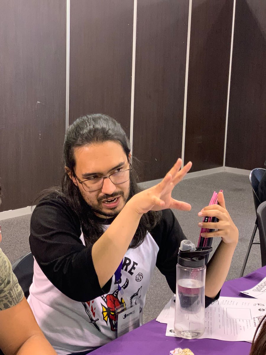 EstonoesDnD's tweet photo. Gracias a todos los que compartieron con nosotros en @universoSOFA este año, fue una experiencia increíble y esperamos que la primera de muchas!
Salimos agotados pero la pasamos muy bien jugando rol con todos ustedes 😊 https://t.co/EPU1UTTYwW