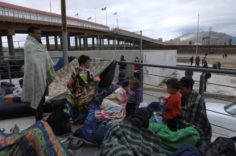 Diario_ElTiempo's tweet photo. #Migración Venezolanos viven en la calle en México debido a nueva política de Estados Unidos https://t.co/2WcouYIPg5 https://t.co/lp2GQr3Gyt