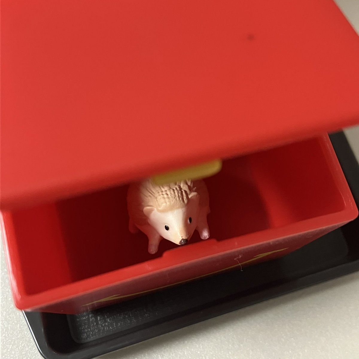 🍟주문하신 해피밀 세트 나왔습니다^^
🦔닫아 

.. 우짜냐 내 너겟 다 뺏긴거 같다 🥲
#미니도치_정복기