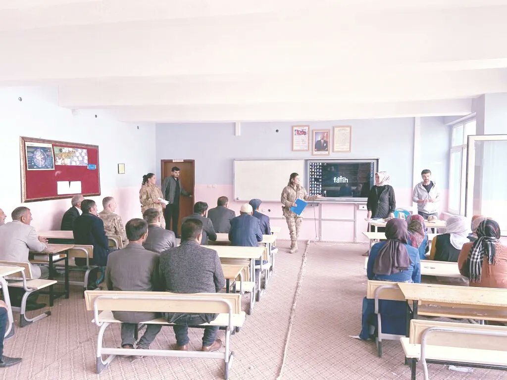 Kuruluş müdürlüğümüzü Jandarma ile birlikte kades uygulaması erken yaşta ve zorla evlilikle ilgili mücadele kadına yönelik şiddetle mücadele konularında dedeli yiboda velilere eğitim verildi.<a href="/tcailesosyal/">T.C. Aile ve Sosyal Hizmetler Bakanlığı</a> <a href="/deryayanikashb/">Derya Yanık</a> @AgriValilik <a href="/rhnbyrk/">Orhan BAYRAK</a> <a href="/vefacelik1975/">Vefa Çelik</a>