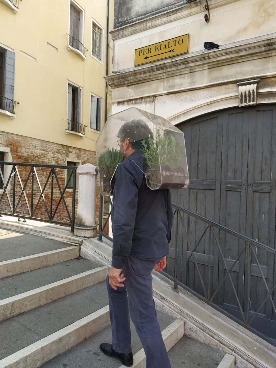 VittorioSgarbi's tweet photo. Il Covid ha preso letteralmente alla testa! 
“L'oasi portatile dell'artista belga Alain Verschueren vuole lanciare un messaggio: se non facciamo qualcosa per il pianeta, presto o tardi ci servirà una serra da tenere in testa per respirare aria pulita” @stampasgarbi https://t.co/1ugINOzwGu