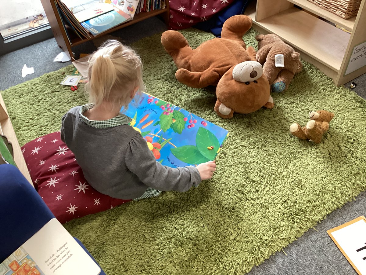 KnockhallSch's tweet photo. Enjoying a good book in @KnockhallEYFS this afternoon! #readingforpleasure #pickabook #independent https://t.co/hEQx0KjBxk