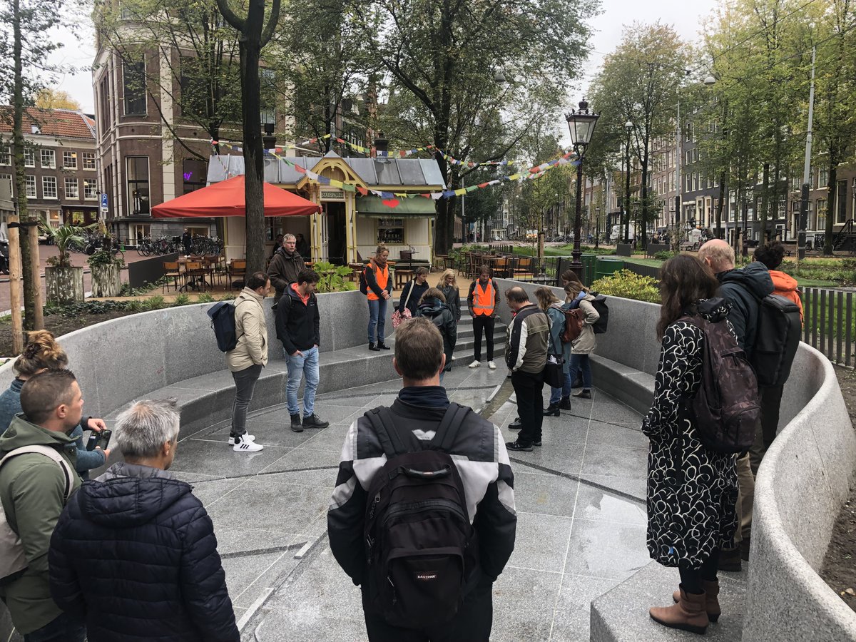 Mooi voorbeeld van klimaatadatieve herinrichting op de Nieuwezijds Voorburgwal...💦een verlaagde waterspeelplaats EN waterbuffer bij zware regenval. Daaromheen heeft asfalt plaatgemaakt voor groen: #postzegelpark