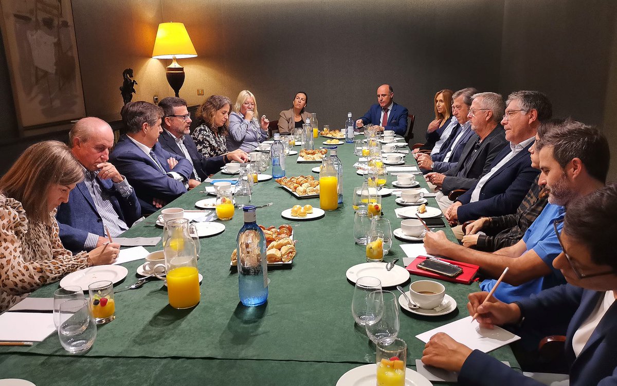 El director de <a href="/lavanguardia/">La Vanguardia</a>, Jordi Juan ens acompanya a la tertúlia que organitza la nostra associació.
Vi i comunicació, binomi indispensable.
#vicatalà #beuvicatalà #vinscatalans #somvicatala #comunicació