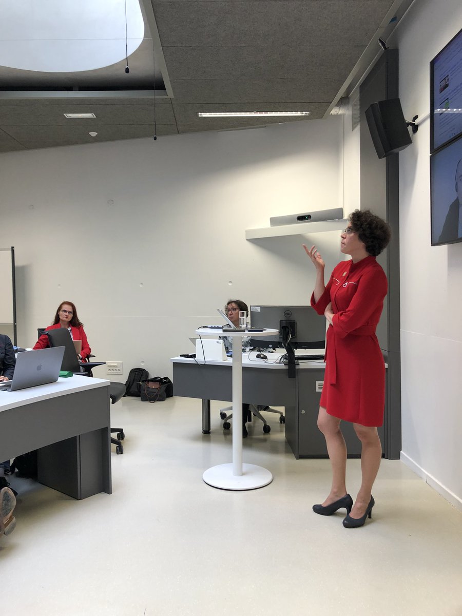 VpNum's tweet photo. #BootCamp10 #VpNum @Cecile_Swiatek parle dès publications ouvertes #SciencesOuvertes #RessourcesEducativesLibres. 
D’abord, analyse du point de vue du producteur - nous, enseignants-chercheurs. https://t.co/r7irLoYWeQ