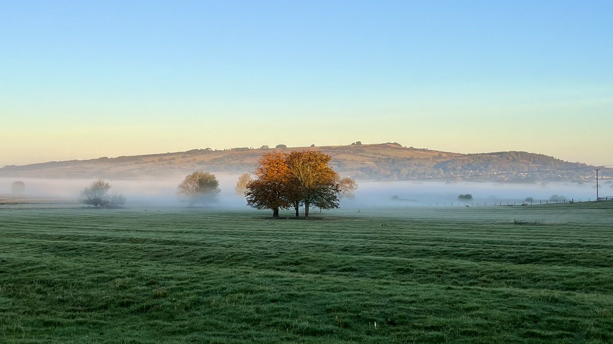 Stunning autumnal temperature inversion in Gloucestershire this morning <a href="/glosgeog/">GlosGeog</a> <a href="/GlosEcolEnvSci/">Uni of Glos Ecology & Environmental Science</a>