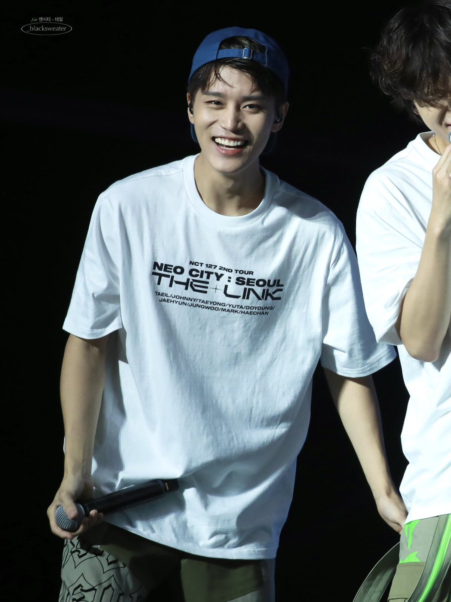 moonidance's tweet photo. his smile makes you stop scrolling don't you https://t.co/O11tg81Gm6