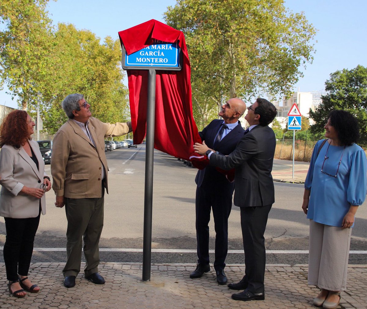 Hoy rendimos homenaje a María García Montero, la fundadora de este centro de mayores de Los Bermejales, un equipamiento que es referencia para toda #Sevilla.

Todo mi apoyo y reconocimiento a la familia <a href="/FundomarSevilla/">Fundación Doña María</a>. Seguiremos trabajando juntos por el barrio y por la ciudad.