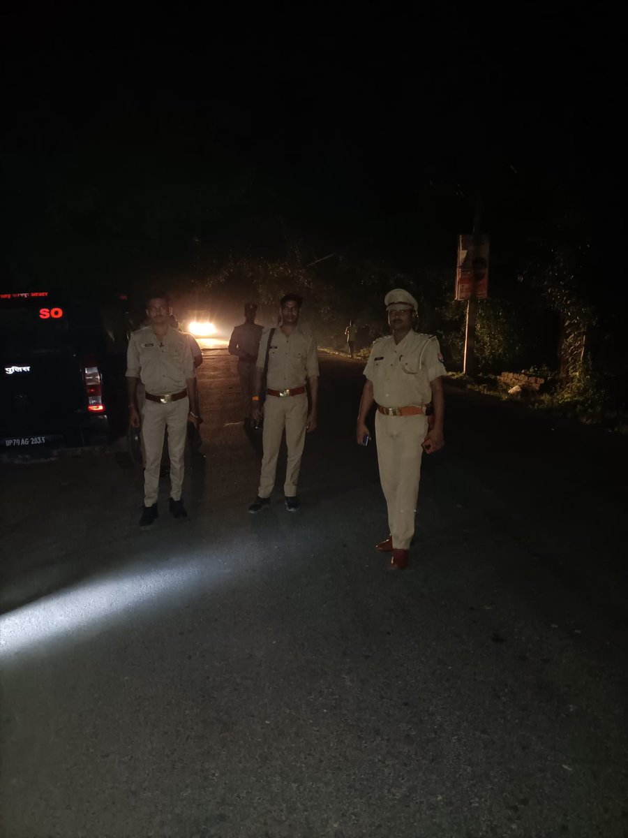 #SpkanpurOuter के निर्देशन में व ASPkanpurOuter के मार्गदर्शन में अपराध/अपराधियों पर नियंत्रण व कानून/शान्ति-व्यवस्था को सुदृढ़ बनाये रखने हेतु #थाना_साढ़_पुलिस द्वारा प्रमुख चौराहों, बाजारों व अन्य सार्वजनिक स्थानों पर #FootPatrolling कर आमजनमानस को सुरक्षा का एहसास दिलाया।